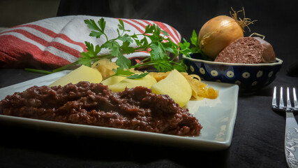Grützwurst mit Sauerkraus deutsches Traditionsessen