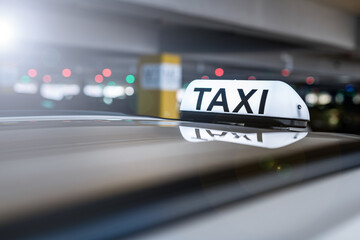 Fototapeta TAXI samochód - Przejazd - zamówienie taksówki na lotnisko  obraz