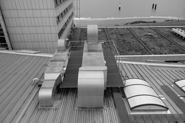 Aufbauten zur Belüftung und Entlüftung auf dem Dach des Klimahaus im Stadtteil Havenwelten an der...