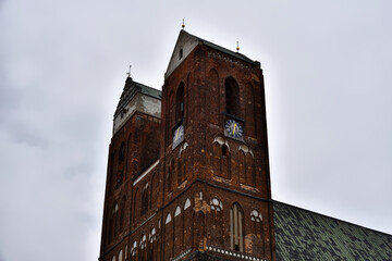 Turm, Kirche, St. Maria, Prenzlau, Uckermark, Deutschland, Europa, anreisen, Religion, rot, Backstein, weiß, Bogen, alt ,historisch, Geschichte, Himmel, Wolke, emporragen, Besichtigen, hoch, Sommer, 