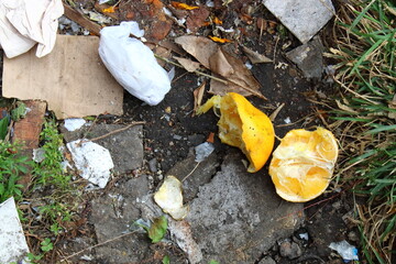 Obraz premium basura tirada en el piso