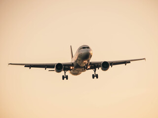 Avión volando por los cielos 