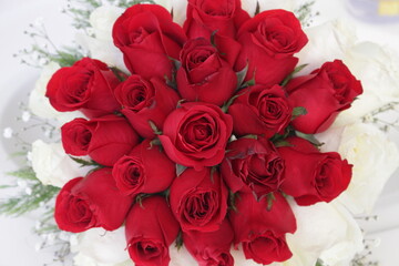 racimo floral de rozas rojas