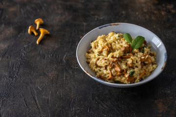 Risotto with chanterelles and saga leaves.