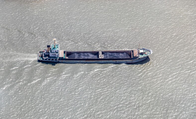 Transport de matériaux sur le fleuve Huangpu à Shanghai, Chine