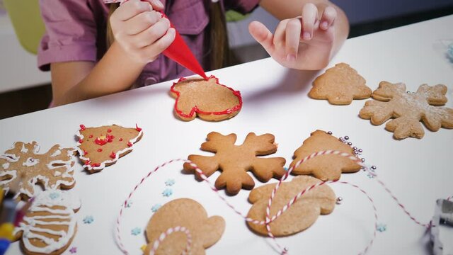 Decorating gingerbread Christmas cookies