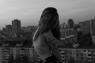 
The wife's back on the frn of the city
