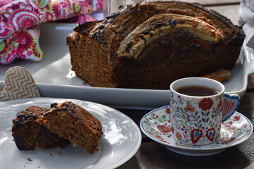 bolo de banana com canela. Xicara com café. Hora do lanche