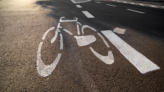 Markierung für einen Fahrradweg auf einer Straße in Swinemünde in Polen