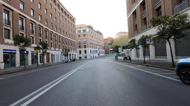 Giro in auto durante il lockdown del Covid 19 per le strade di Roma completamente deserte. Via Veneto