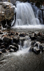 Une cascade entre les rochers à la fin de l'automne