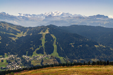 Vue sur le massif du Mont-Blanc depuis le sommet du mon Ch&eacute;ry
