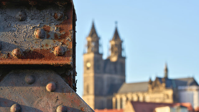 Detail der maroden Hubbr&uuml;cke an der Elbe in Magdeburg. Im Hintergrund der Magdeburger Dom.