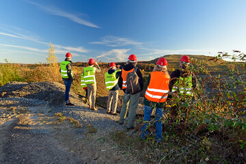 Gutachter in einem Steinbruch mit Schutzhelm und Warnweste // Surveyor in a quarry with safety...