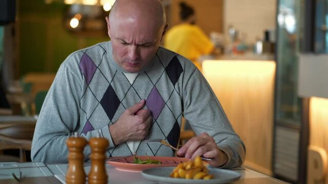 Man eats in a restaurant and begins to cough and gasp
