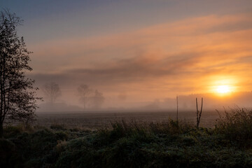 Sonnenaufgang über nebliger Landschaft