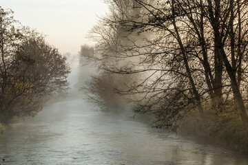 Kleiner Fluß im Morgennebel