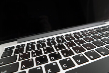 사용하기 좋게 정리된 검정색 키보드