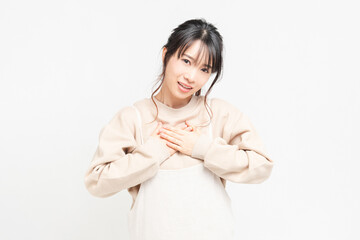 胸に手を当てる若い女性