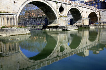 Obraz premium Bridge arches reflected in the river