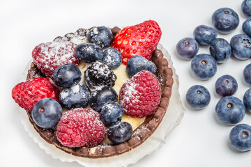Tartelette mit Himbeeren, Blaubeeren und Erdbeeren