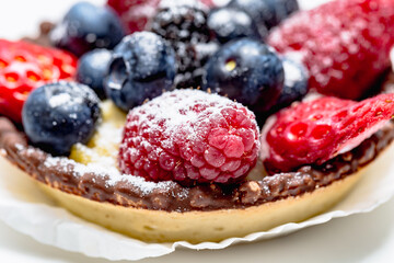 Tartelette mit Himbeeren, Blaubeeren und Erdbeeren