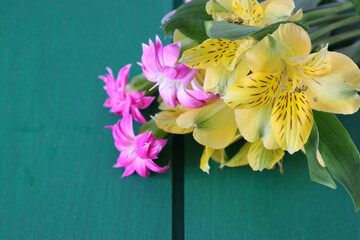 アルストロメリアとカーネーションの花束