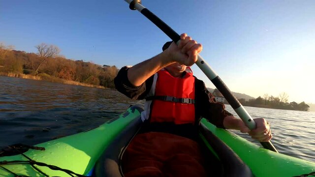 Canoa sulle acque del lago