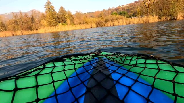 Canoa tra i canneti