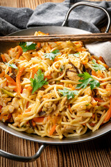 Fried noodles with chicken and vegetables.