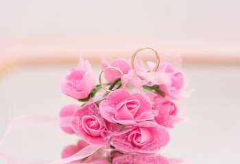 Obraz na płótnie Canvas Wedding Rings In A Pink Bouquet 2