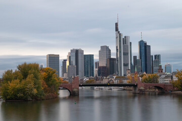 Fototapeta na wymiar Die Wahrzeichen von Frankfurt am Main, hier mit traumhaftem Blick von der Ignatz-Bubis-Brücke auf die Alte Brücke und der Skyline von Frankfurt.