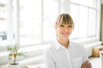 Portrait of smiling woman wearing glasses