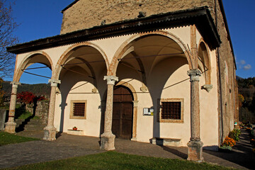 Fototapeta na wymiar il protiro dell'antica chiesa di San Mauro presso Baselga di Pinè