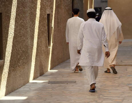 Wei&szlig; gekleidete muslimische M&auml;nner unterwegs iim Heritage Village