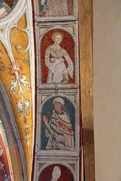 le vergini stolte con le lampade spente; arco santo della chiesa di San Mauro presso Baselga di Pin&egrave;