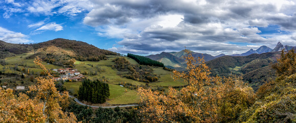 Fototapeta na wymiar panorama landscape of the Picos de Europa in Asturias in late autumn