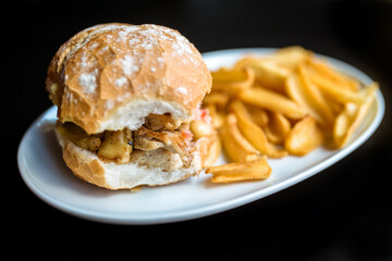 Sanduíche com batata frita