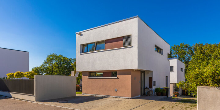 Germany, Baden-Wurttemberg, Esslingen, Energy efficient house in modern suburb