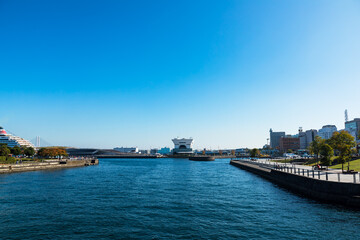 Obraz premium (神奈川県ｰ湾岸風景)青空と横浜大桟橋側風景３