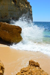 Silne fale na pięknej plaży w Portugalii (Algarve)