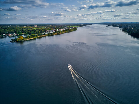 Boat leaving wake on Volga River against sky
