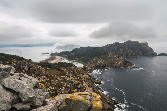 Idyllic shot of C&Ocirc;&oslash;&Omega;es Islands on sea against cloudy sky, Vigo, Pontevedra Province, Galicia, Spain