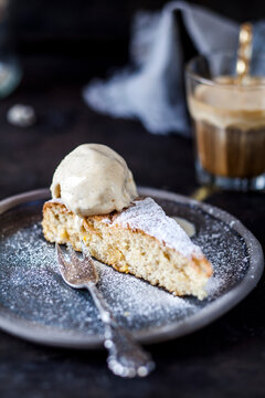 Slice of Spanish&Ocirc;&oslash;&Omega;Gato&Ocirc;&oslash;&Omega;de&Ocirc;&oslash;&Omega;Almendras&Ocirc;&oslash;&Omega;cake