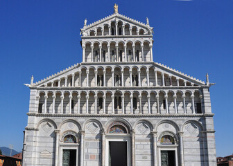 Fototapeta premium The ornate and strikingly beautiful facade of the Basilica at Pisa. The symmetry and detail are distinctive feature of this edifice.