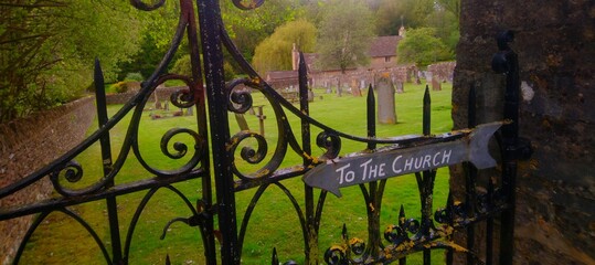 Brama na cmentarz ze znakiem do kościoła - obrazy, fototapety, plakaty