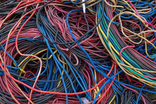 Electric cable lying in erratic manner