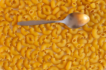 Cuchara sopera con sopa seca de pasta 