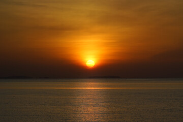 Fototapeta premium Sunrise at sea in the morning.