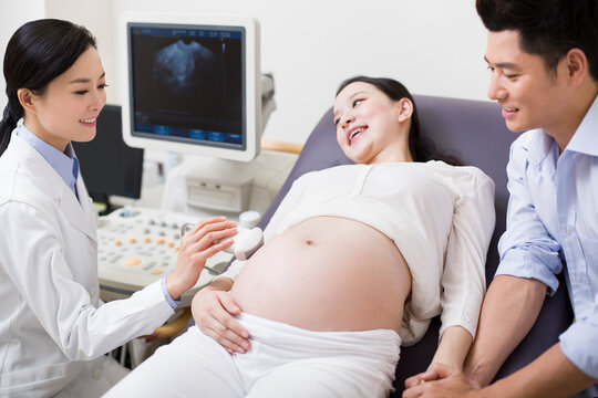 Pregnant woman having fetal sonogram